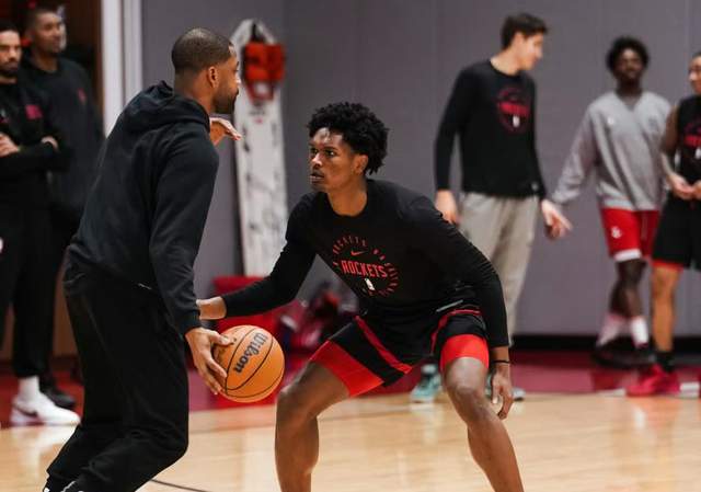 乌度卡乱用人，火箭队仅8人轮换，双锋线31中9，阿门没三分上限低